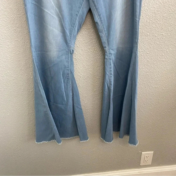 Guess High Rise Flare Jeans Size 31 - Picture 4 of 7